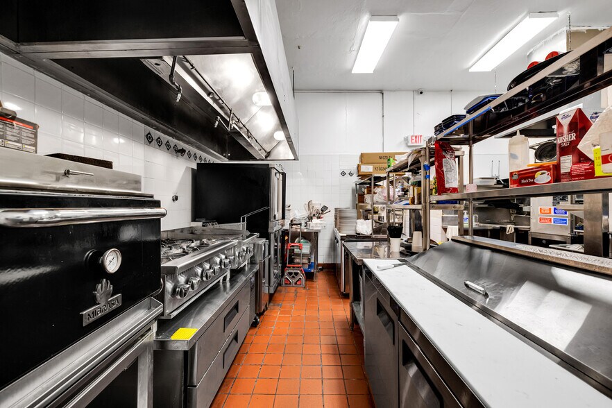 More Photos Of 7039 Greenleaf Ave, Whittier Restaurant For Sale