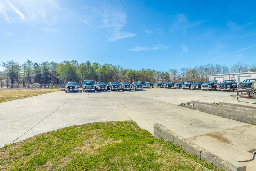 More Photos Of 218 Industrial Park Dr, Soddy Daisy Light Distribution For Sale