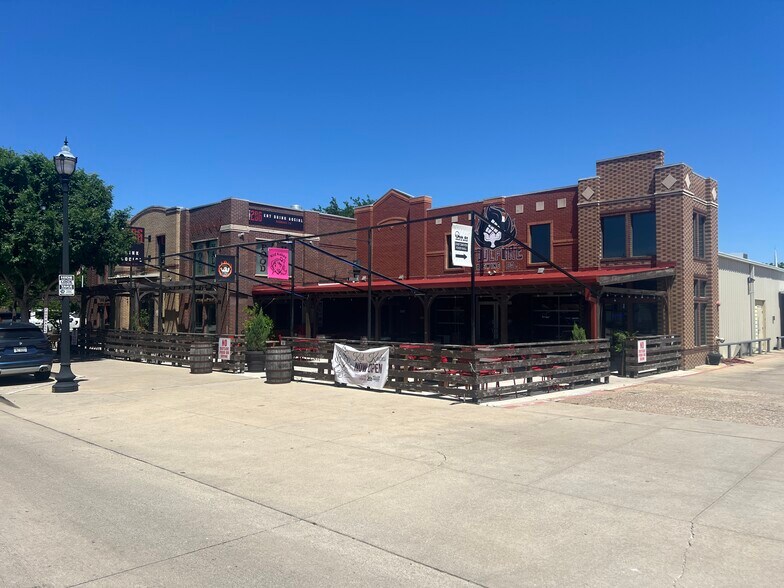 More Photos Of 206 N Oak St, Roanoke Restaurant For Sale