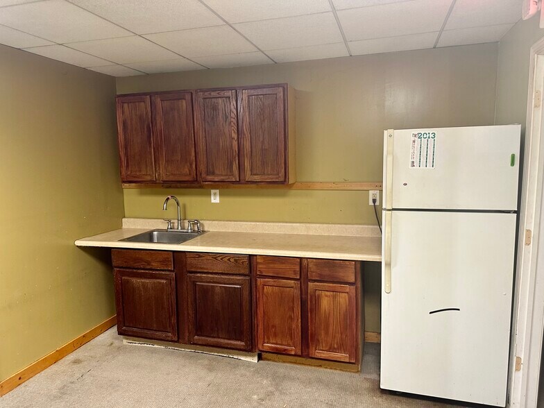 More Photos Of 202 S Eldorado Rd, Bloomington General Retail For Lease