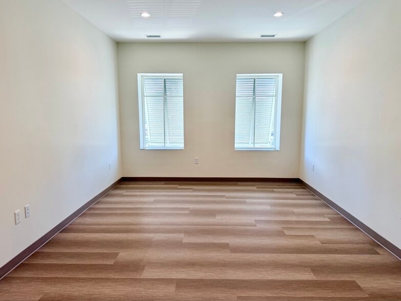 More Photos Of 814 Johnnie Dodds Blvd, Mount Pleasant Medical For Lease