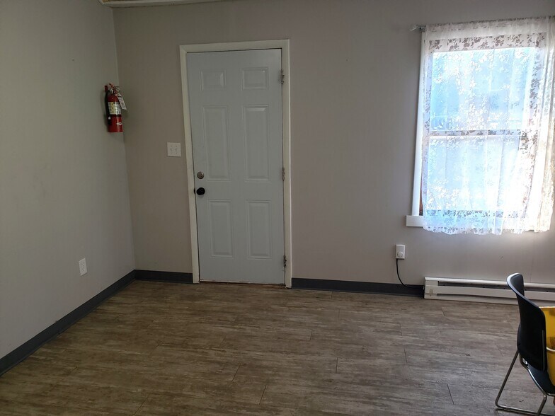 More Photos Of 529 E 2nd St, Franklin Self Storage For Lease