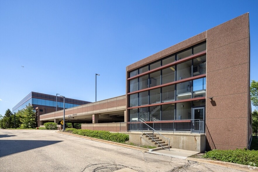 More Photos Of 4 Overlook Pt, Lincolnshire Office For Lease