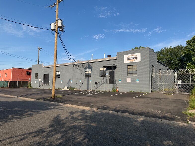 More Photos Of 3013 Bank St, Charlotte Showroom For Lease
