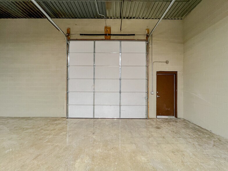 More Photos Of 1541-1543 Bourbon Pky, Streamwood Light Distribution For Lease