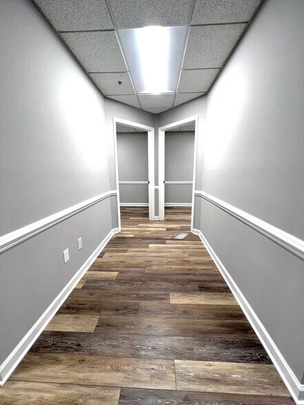More Photos Of 1071 Cambridge Sq, Alpharetta Office For Sale