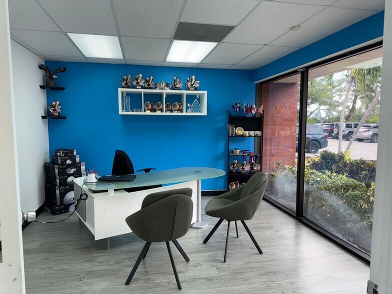 More Photos Of 2830 Winkler Ave, Fort Myers Office Residential For Lease