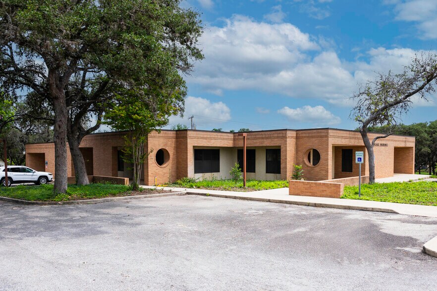 More Photos Of 13438-1 Bandera Rd, Helotes Office For Sale