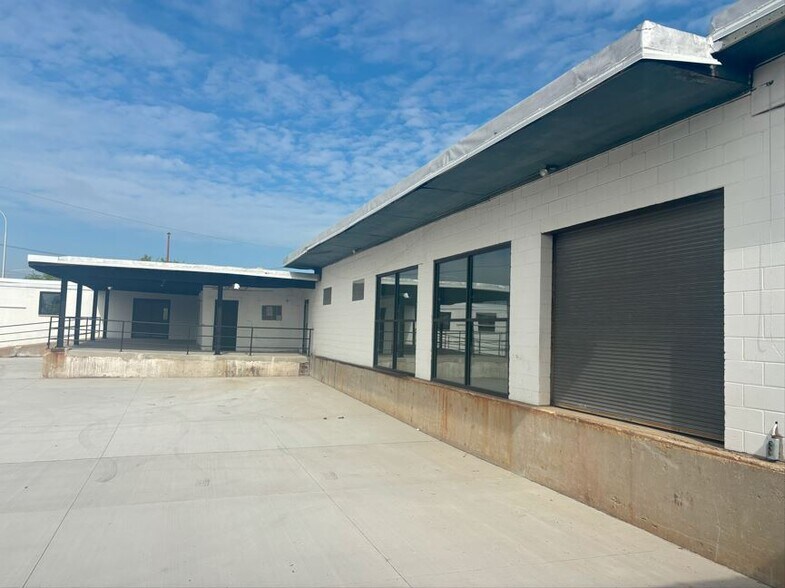 More Photos Of 2048 W Hubbard St, Chicago Showroom For Lease