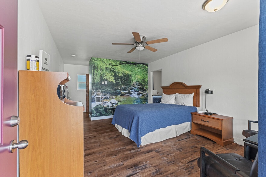 More Photos Of 787 N Central Blvd, Coquille Hotel For Sale