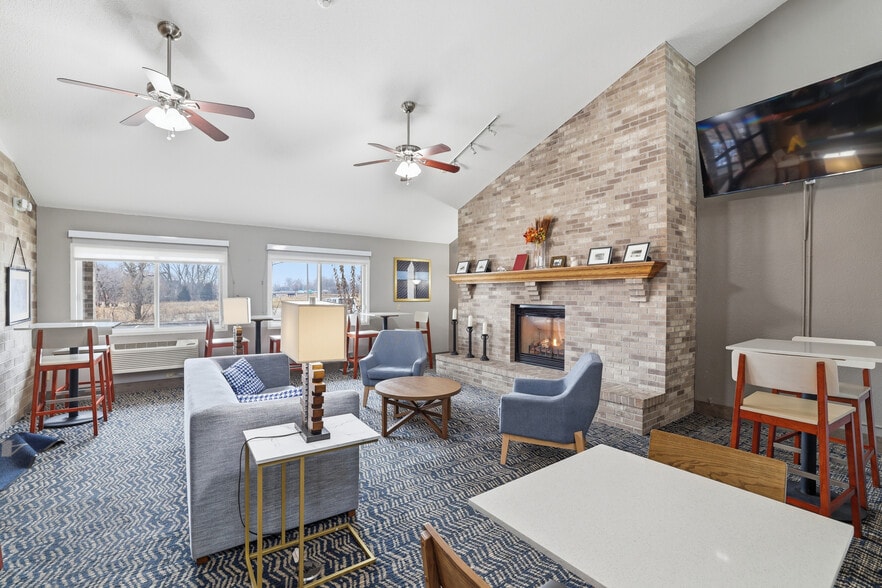 More Photos Of 4675 White Bear Pky, White Bear Lake Hotel For Sale