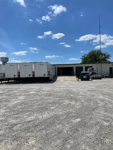 More Photos Of 106 Mooney Dr, Bourbonnais Warehouse For Lease