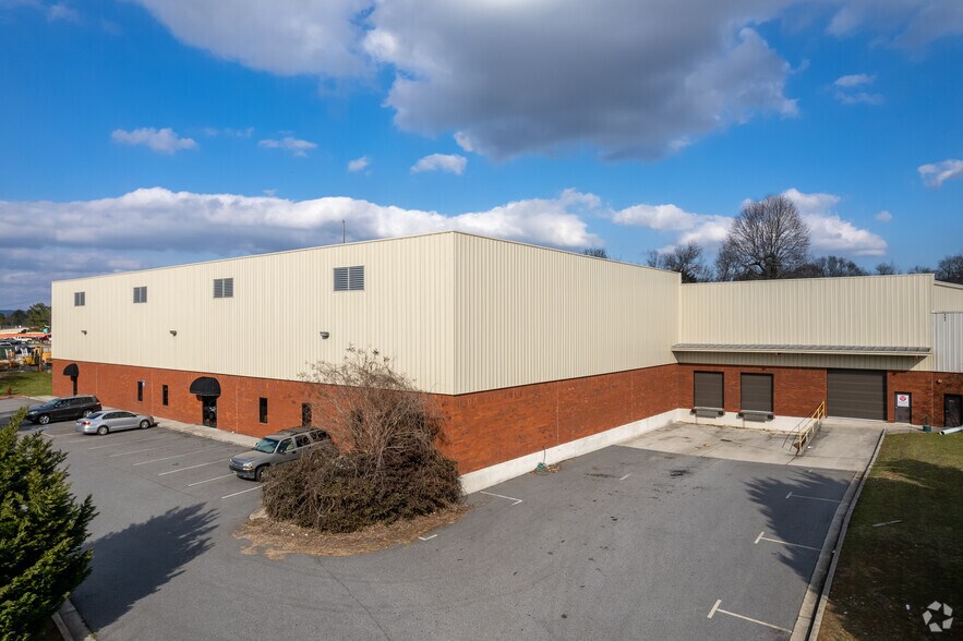 Primary Photo Of 265 Castleberry Industrial Dr, Cumming Warehouse For Lease