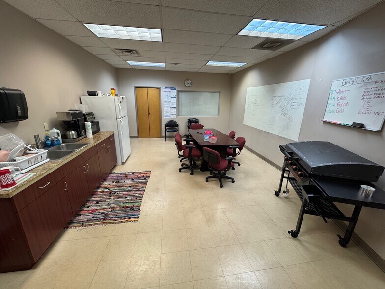 More Photos Of 7810-7900 NW 100th St, Kansas City Unknown For Lease