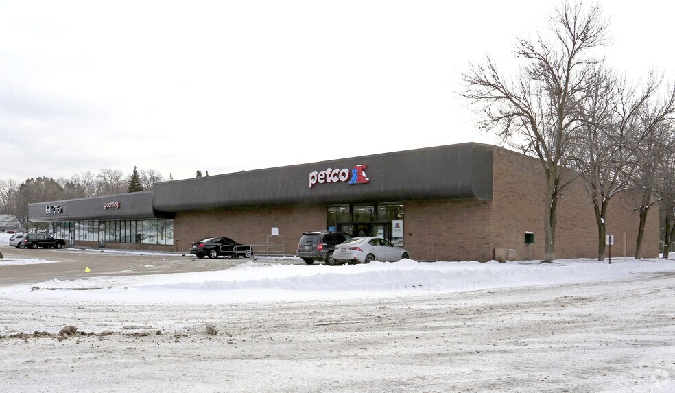 More Photos Of 13601-13691 Ridgedale Dr, Hopkins Freestanding For Lease