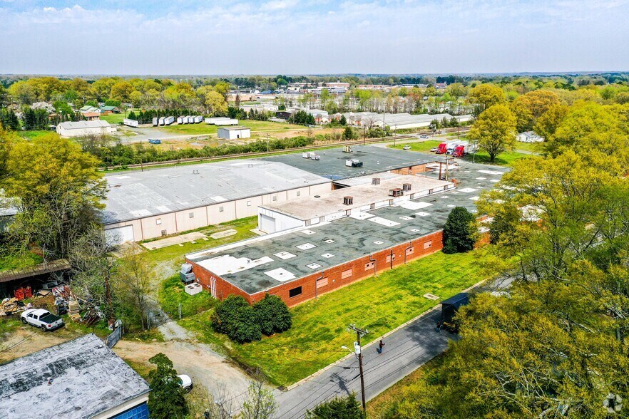 More Photos Of 915 Curtis St, Monroe Distribution For Lease