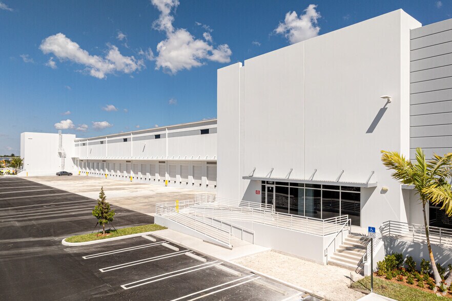 More Photos Of 11301 NW 97th Ave, Medley Distribution For Lease