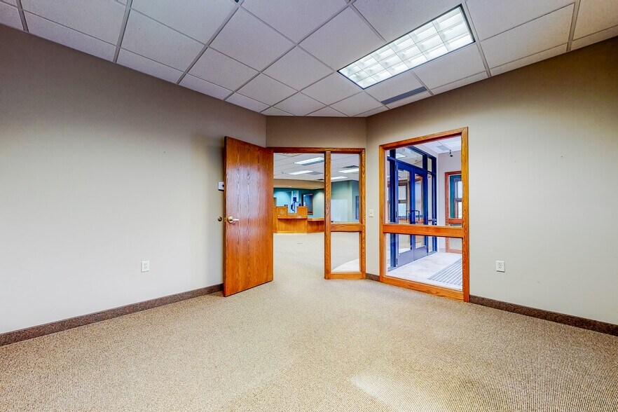 More Photos Of 11175 205th St W, Lakeville Storefront Retail Office For Lease