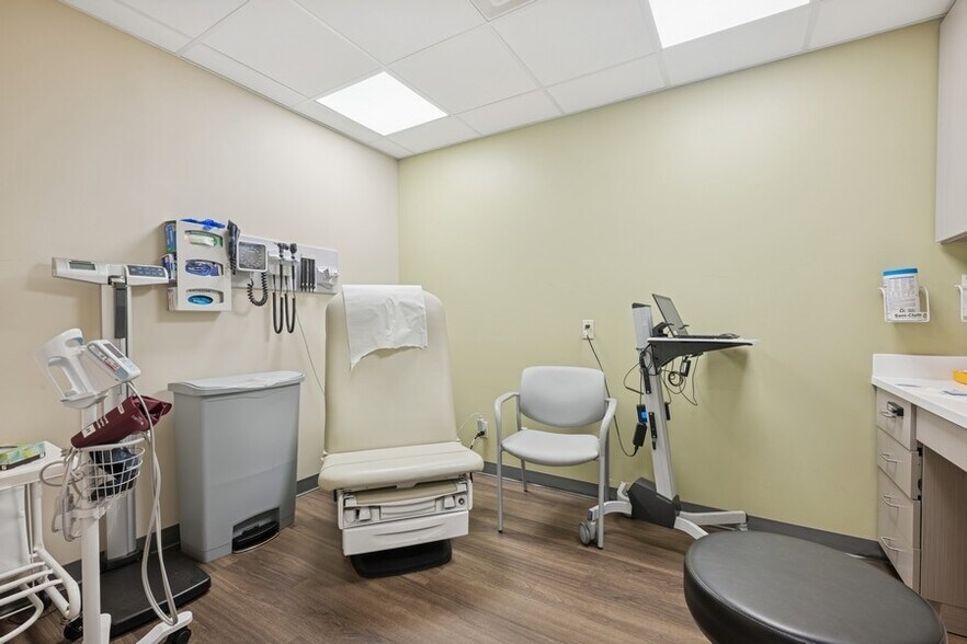 More Photos Of 2201-2211 Merrick Rd, Merrick Office Residential For Lease