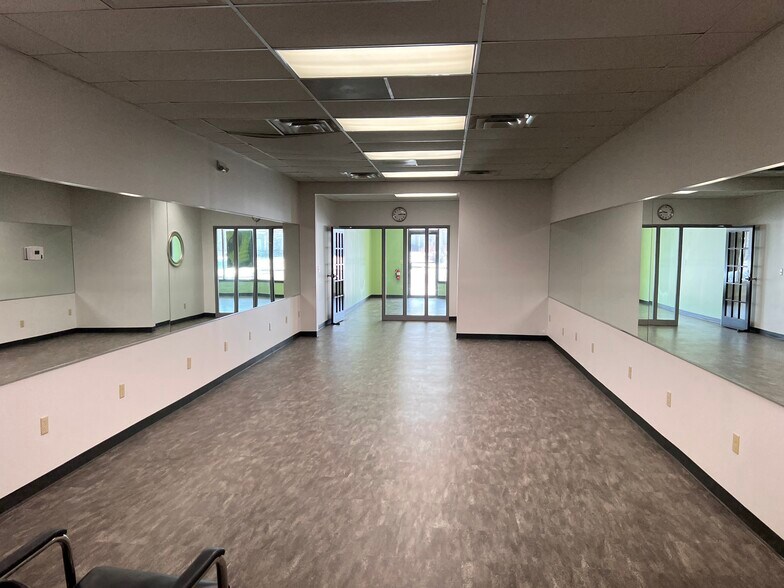 More Photos Of 1522 NW Vivion Rd, Kansas City Storefront Retail Office For Lease