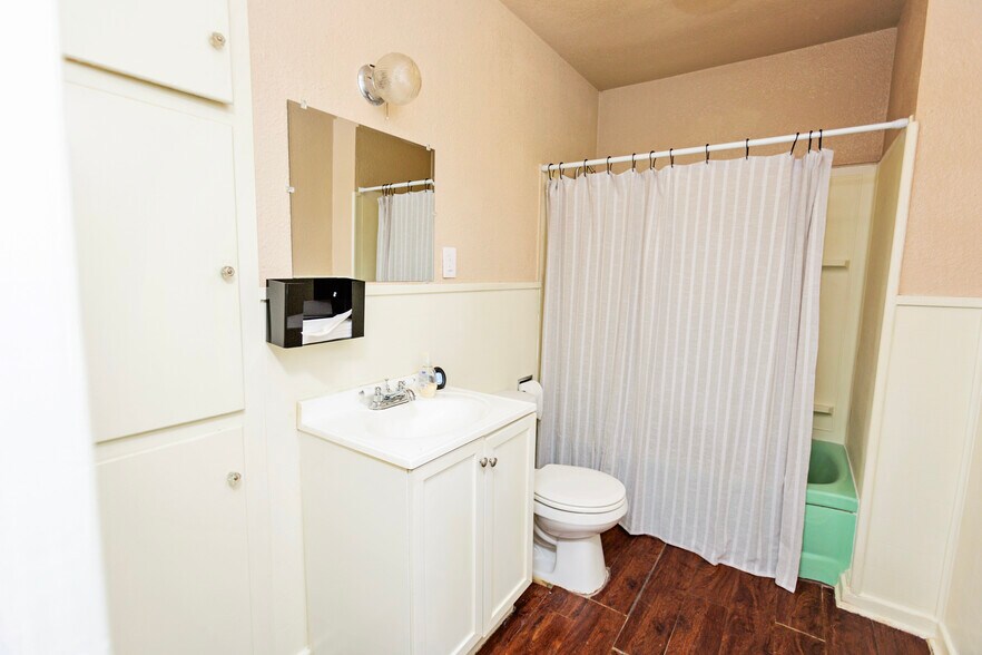 More Photos Of 415 N Main St, Belton General Retail For Sale