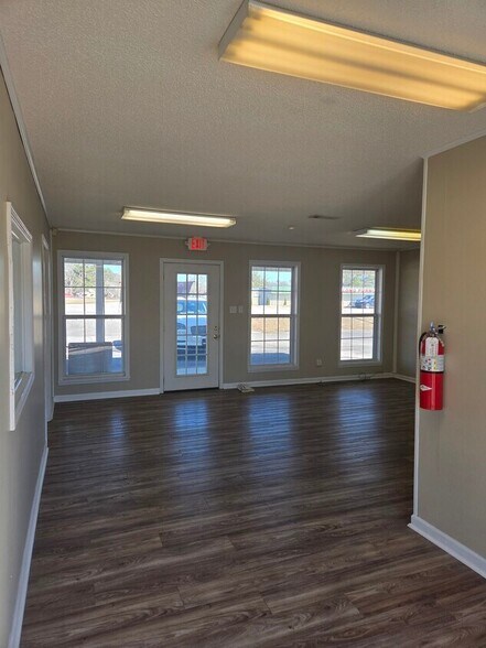 More Photos Of 700 W Grand Ave, Rainbow City General Retail For Lease