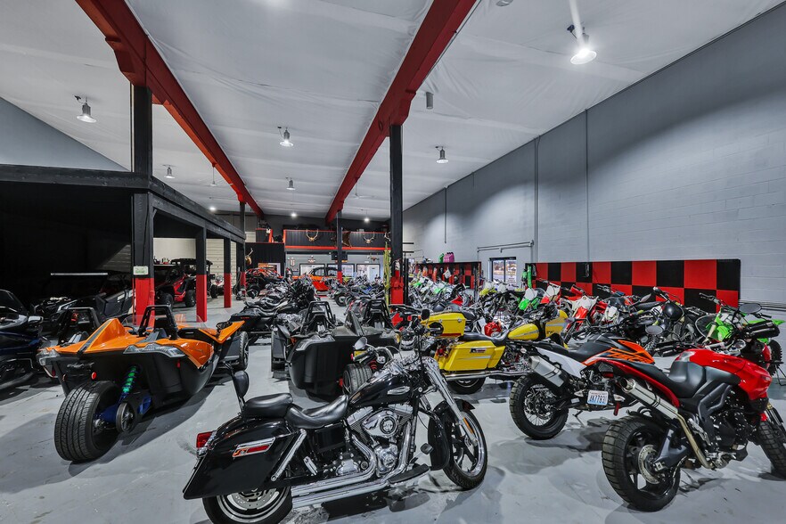 More Photos Of 7168 N Government Way, Dalton Gardens Warehouse For Sale