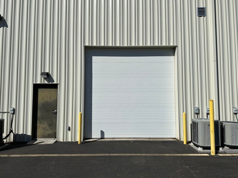 More Photos Of 8733-8737 Quarry Rd, Manassas Warehouse For Lease