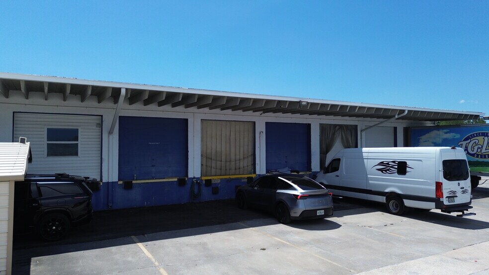 More Photos Of 1401 Whitfield Ave, Sarasota Warehouse For Lease