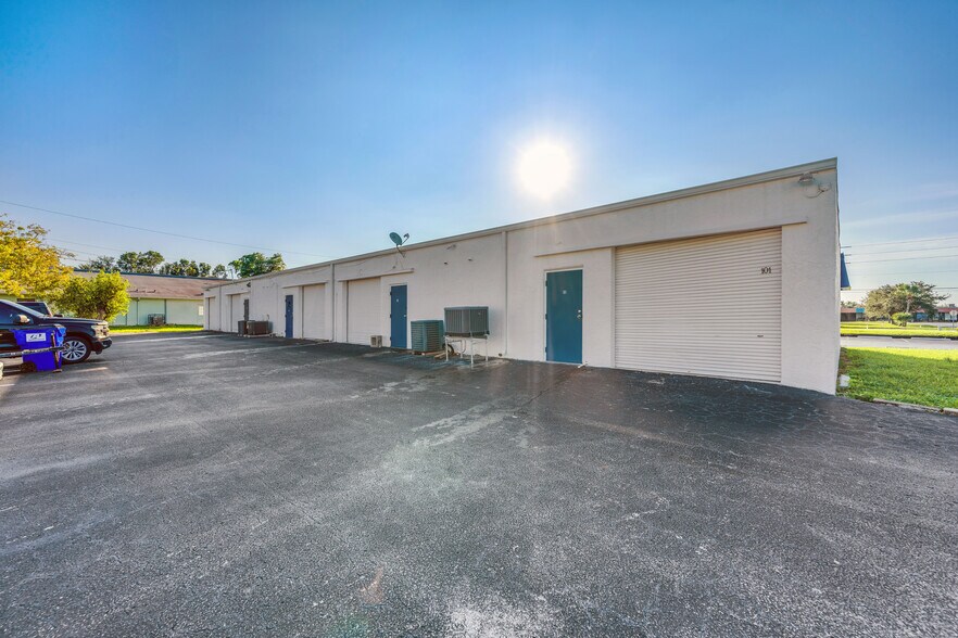 More Photos Of 15630 Mcgregor Blvd, Fort Myers Freestanding For Sale