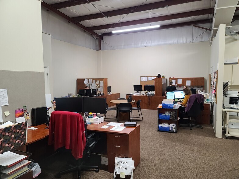 More Photos Of 16547 US Highway 19, Hudson Showroom For Lease