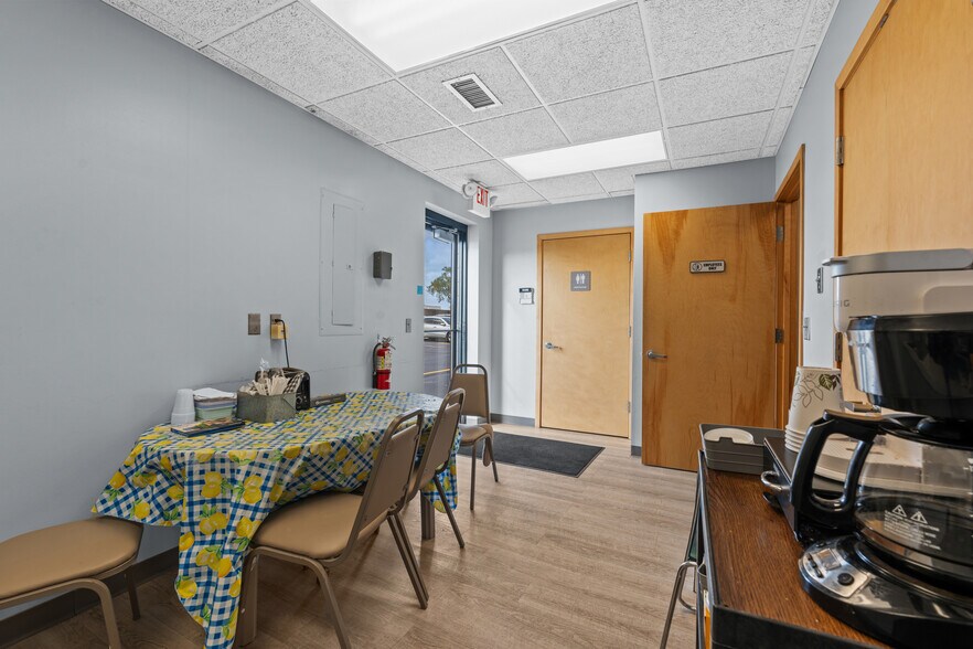 More Photos Of 28565-28585 Schoenherr Rd, Warren Medical For Lease