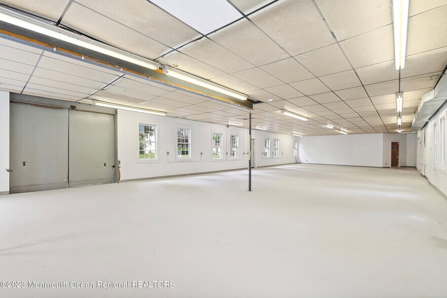 More Photos Of 27 Boud Avenue, Farmingdale Warehouse For Lease