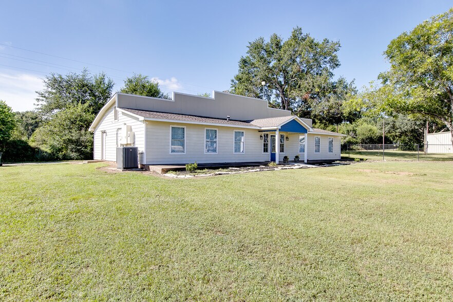 More Photos Of 4095 SE I 10 Frontage Rd, Sealy Medical For Lease