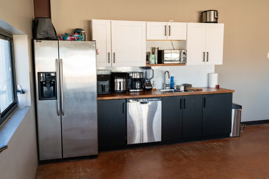 More Photos Of 3000 Airport Dr, Erie Light Manufacturing For Sale