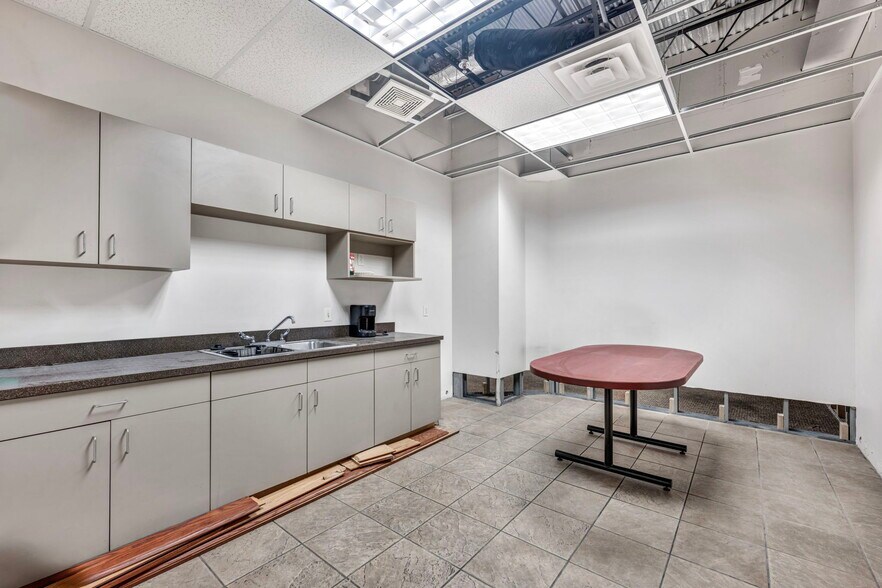 More Photos Of 5900 Pennsylvania Ave, Maple Heights Distribution For Lease