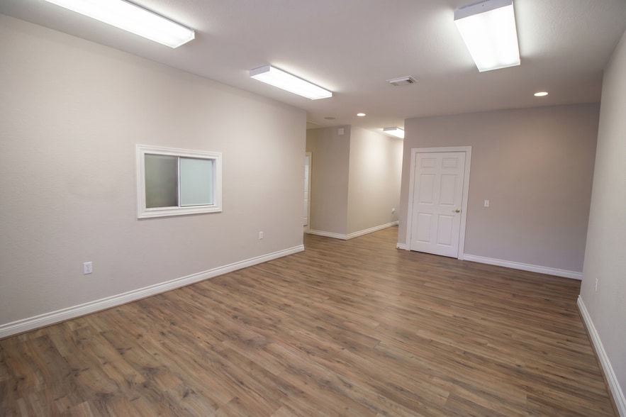 More Photos Of 404 Newport Blvd, League City Flex For Sale