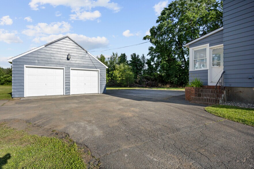 More Photos Of 267 Wolf Rd, Latham Office For Lease