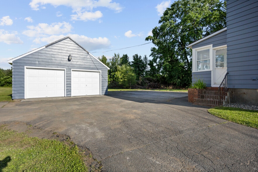 More Photos Of 267 Wolf Rd, Latham Office For Lease