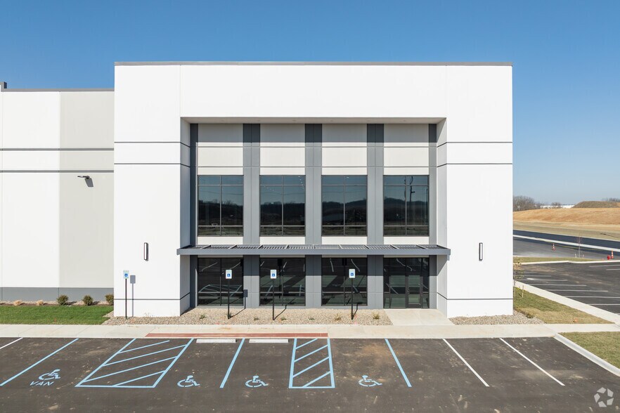 More Photos Of 370 Logistics ave, Jeffersonville Distribution For Lease