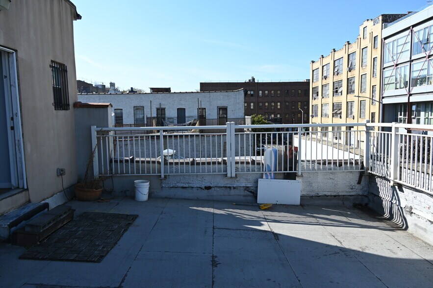 More Photos Of 20 Grattan St, Brooklyn Restaurant For Lease