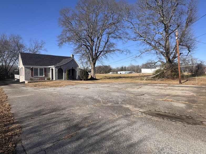 More Photos Of 1421 N Limestone St, Gaffney Office For Sale