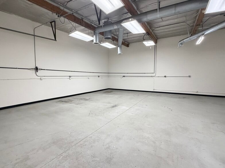 More Photos Of 820-830 Thompson Ave, Glendale Manufacturing For Lease