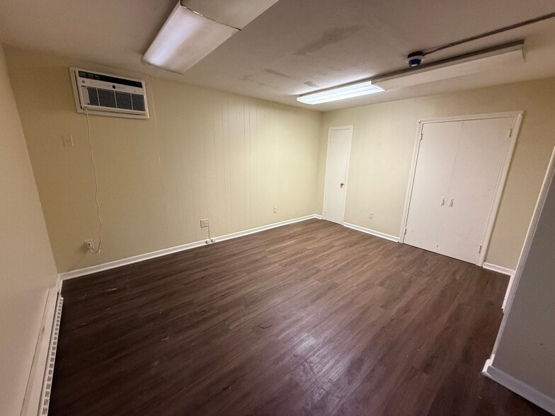 More Photos Of 1019 Farmington Ave, Bristol Office For Lease