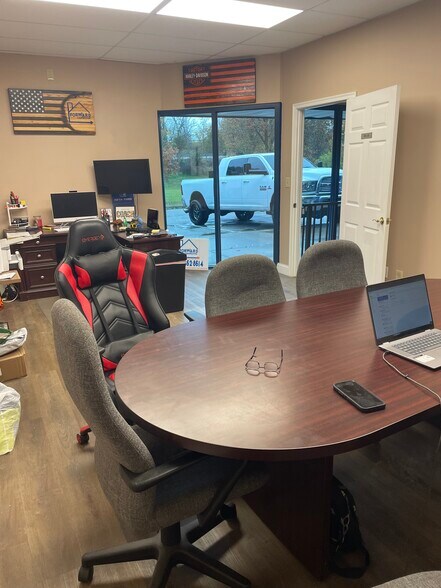 More Photos Of 9250 Brookfield Ct, Florence Light Distribution For Lease