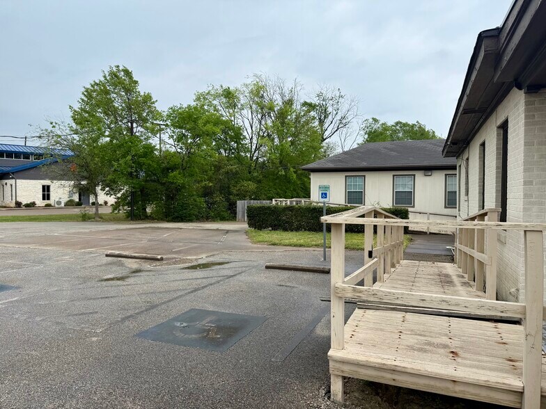 More Photos Of 2410 S Main St, Lindale Office For Sale