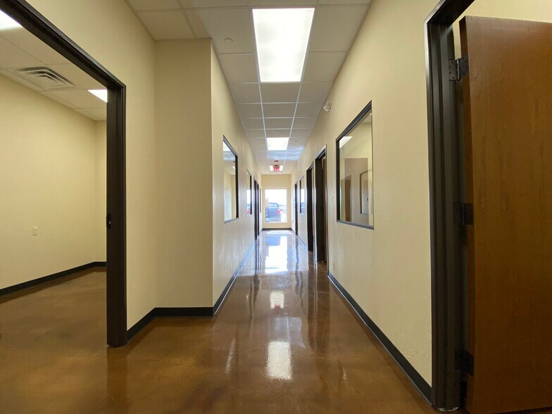 More Photos Of 8921 NW Expressway St, Oklahoma City Warehouse For Lease