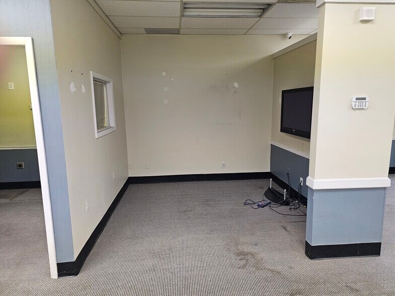 More Photos Of 47549-47567 Van Dyke Ave, Utica Unknown For Lease