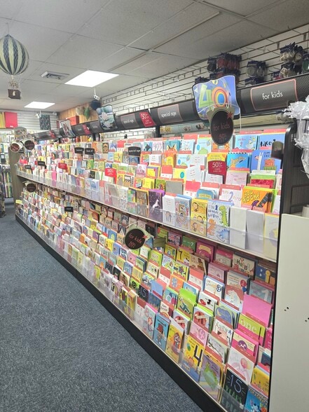 More Photos Of 242 Vineyard Haven Rd, Edgartown Storefront For Sale