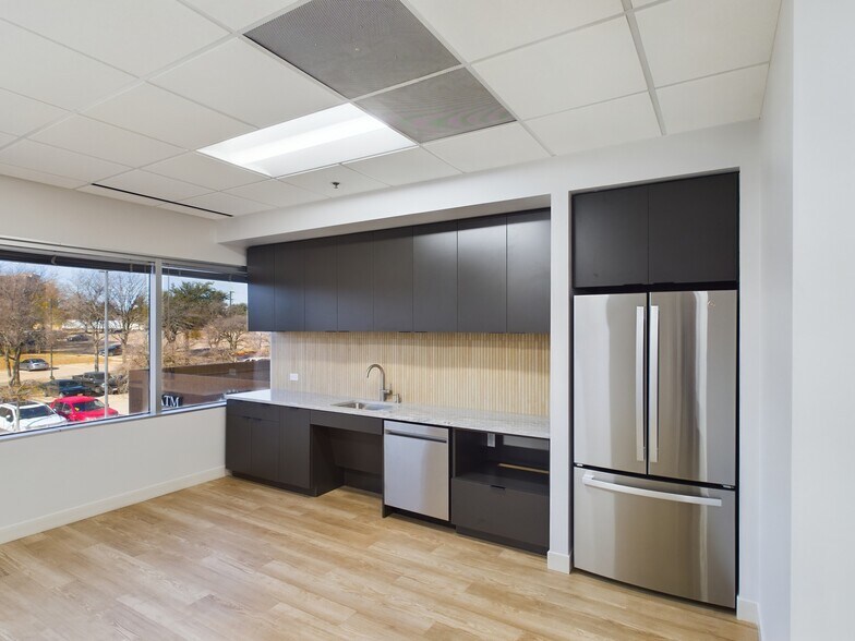 More Photos Of 2301 E Lamar Blvd, Arlington Unknown For Lease
